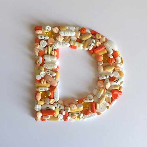 letra D hecha con pastillas por Delia Rubio