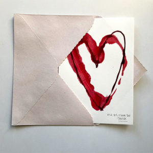 Corazón tinta china sobre papel dentro de su sobre
